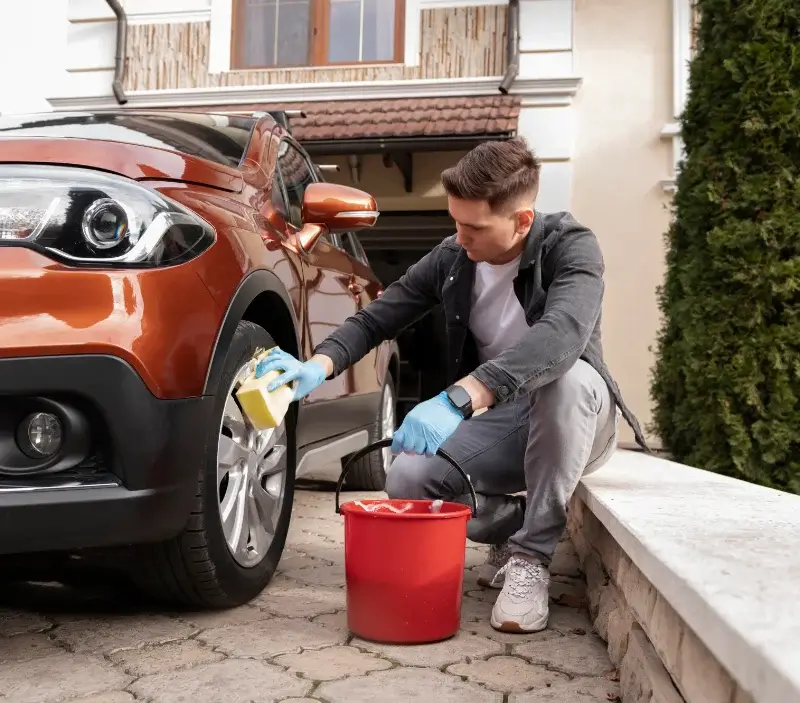 Lavage auto à domicile Daluis : professionnel intervenant sur un véhicule